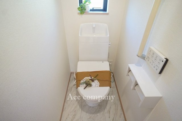 【トイレ】 | 八尾市堤町2丁目　【1号棟/全2区画】 | トイレは1階と2階の各階に完備♪ともに同仕様のシャワートイレです☆