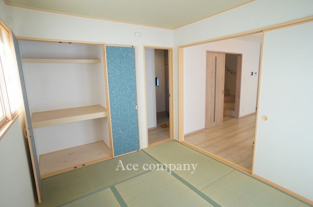 【内装】 | 八尾市堤町2丁目　【1号棟/全2区画】 | 【1階：和室5.25帖】便利な2WAYドア♪押し入れ完備です♪