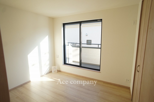 【子供部屋】 | 八尾市堤町2丁目　【1号棟/全2区画】 | 【2階：洋室5.25帖】バルコニーに面したお部屋です☆