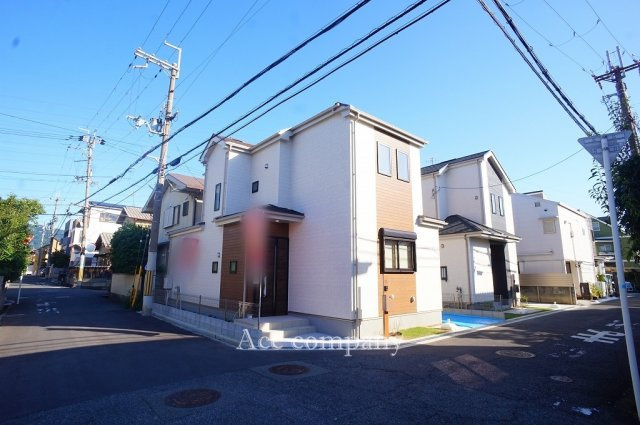 【前面道路含む現地写真】 | 八尾市堤町2丁目　【1号棟/全2区画】 | 【北側前面道路：幅員約5.21ｍ】【西側前面道路：幅員約4.52ｍ】