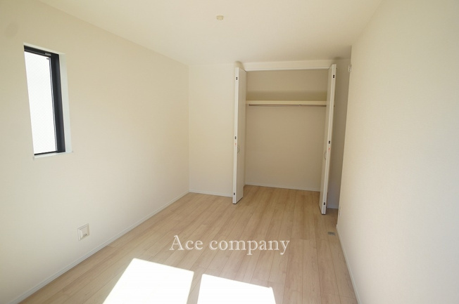 【寝室】 | 東大阪市大蓮東2丁目　【2号棟/全3棟】 | 【2階：洋室7帖】クローゼット完備です♪