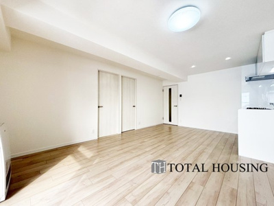 【居間・リビング】 | メイゾン東和 | 室内にいても、たっぷりの陽光と爽やかな風を感じて頂ける、開放感あふれるリビングです。
ご家族と穏やかに過ごす、心地の良い時間が流れます。