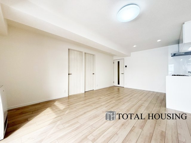 【居間・リビング】 | メイゾン東和 | 室内にいても、たっぷりの陽光と爽やかな風を感じて頂ける、開放感あふれるリビングです。
ご家族と穏やかに過ごす、心地の良い時間が流れます。