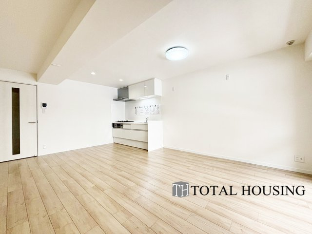 【居間・リビング】 | メイゾン東和 | 柔らかな色合いのフローリングと清潔感の溢れるクロスが明るい空間を創り出しているリビングダイニング。憩いの場に相応しく、ここで楽しむ家族の時間が絆をより深めてくれそうです。