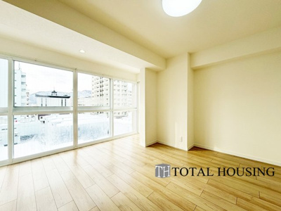 【洋室】 | メイゾン東和 | 洋室　約9.6帖
お陽さまの光とさわやかな風をたっぷりとりこめます。室内はいつも明るい印象なので気持ちの良い朝を迎えられます。毎日の生活も明るくなりそうです。間取りも使いやすく大きなベッドも置けます♪