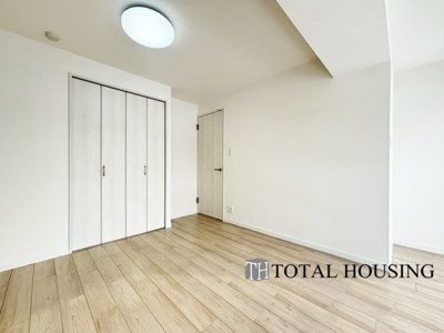 【洋室】 | メイゾン東和 | 洋室　約9.6帖
心と体をゆったりと安らげる洋室。お部屋のゆとりが大きい分だけ、暮らしの安らぎは深まります。次の日を心地よく迎えたいから、頑張った自身の心と体を労わる設計へ。