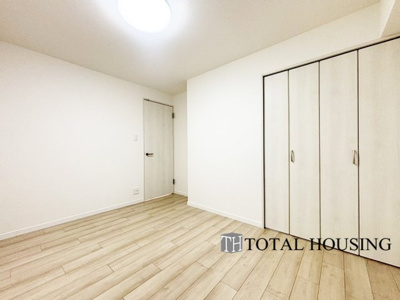 【洋室】 | メイゾン東和 | 洋室　約5.5帖
充分な広さと収納機能を備えた部屋はお子様の自発性と成長を促します。お子様の成長を支える、勉強や好きなことに没頭する学びの空間にどうぞ。