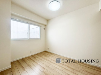 【洋室】 | メイゾン東和 | 洋室　約6.6帖
穏やかな光が差し込む室内には、穏やかな時間が流れます。休日には、落ち着いた空間で自分の趣味を楽しむのはいかがですか。