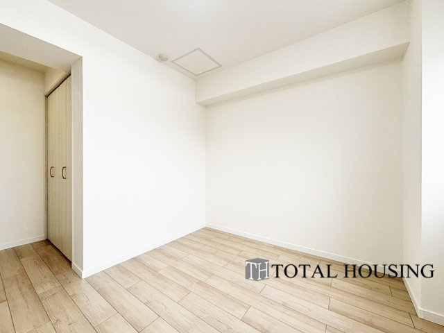 【洋室】 | メイゾン東和 | 洋室　約6.6帖
家族一人ひとりの大切なプライベート空間。趣味に合わせて使って頂けるようシンプルに仕上げてあります。暮らし心地を大きく左右する収納を、適材適所に配置し使い勝手を考慮しました。