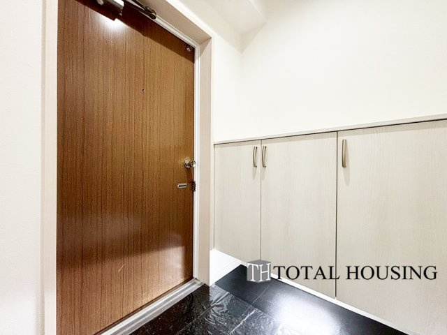 【玄関】 | メイゾン東和 | 住まう人も来客も入った時にワクワクさせてくれるオシャレな玄関♪
収納もたっぷりあるので、靴がたくさんあっても安心！
気持ちの良い朝は、毎日ここからスタートしていきます♪