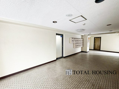 【エントランス】 | メイゾン東和 | 落ち着いた雰囲気のロビーで、住む人に心地よいひとときを提供します。集合ポストが設けられています。