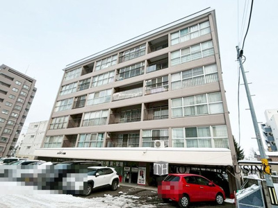 【外観】 | メイゾン東和 | シンプルで洗練されたマンション外観は、住む人のセンスを引き立て、落ち着いた雰囲気を提供します。