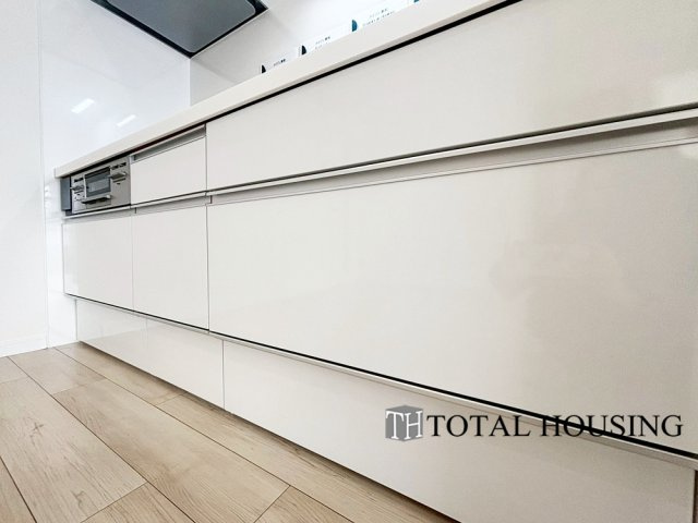 【キッチン】 | メイゾン東和 | LDKを広く使え、料理に集中することができる壁付けタイプのキッチンです。上下に収納が設けられ、調理用品や食器類をすっきりと収納できます◎