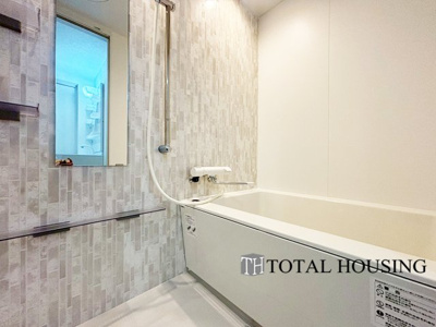 【浴室】 | メイゾン東和 | 落ち着いた色調のアクセントパネルが施された浴室。寛ぎのバスタイムが実現しそうです。