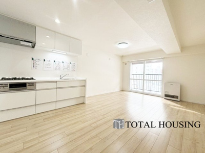 【居間・リビング】 | メイゾン東和 | 家族みんなが爽やかに健やかに過ごせるように、溢れる光をたっぷり取り込んだリビングダイニング。集いの場、憩いの場としての快適性を求めたやすらぎの空間です。