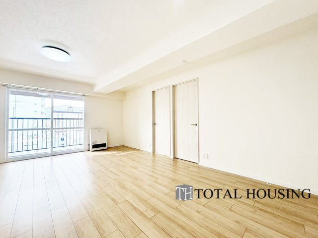 【居間・リビング】 | メイゾン東和 | オープンでのびやかな空間を生み出す、こだわりの広がりとゆとり。家族と過ごす時間を大切にしたい方にぴったりの明るくゆとりある住空間です。南西側の窓からの日差しがリビングの隅々までしっかりと届きます！