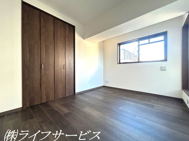 【洋室】 | アービング塚本 | 玄関側洋室６帖／窓２面あり！クローゼットあり！