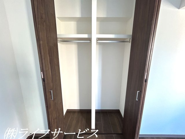 【収納】 | アービング塚本 | 玄関側洋室６帖／窓２面あり！クローゼットあり！