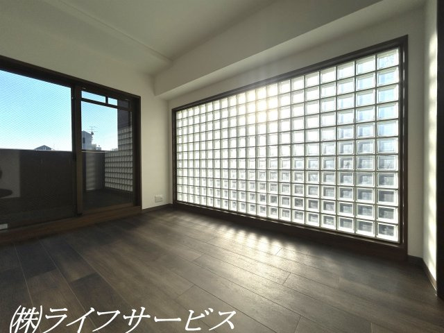 【洋室】 | アービング塚本 | リビングルーム横洋室６帖／ガラスブロック施工で明るい光をとりこめます！クローゼットあり！