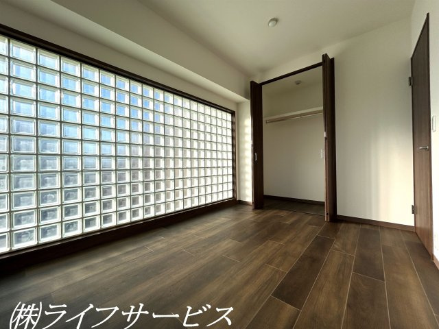 【洋室】 | アービング塚本 | リビングルーム横洋室６帖／ガラスブロック施工で明るい光をとりこめます！クローゼットあり！