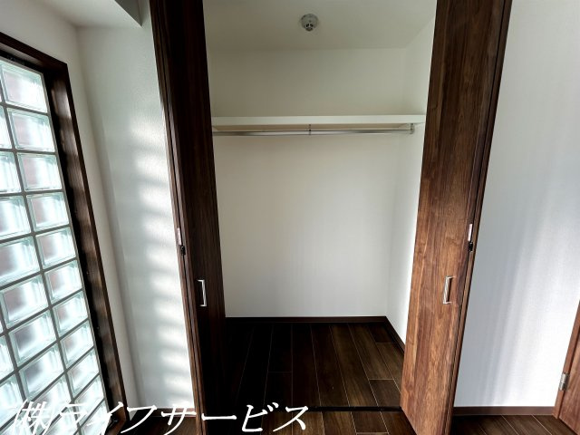 【収納】 | アービング塚本 | リビングルーム横洋室６帖／ガラスブロック施工で明るい光をとりこめます！クローゼットあり！