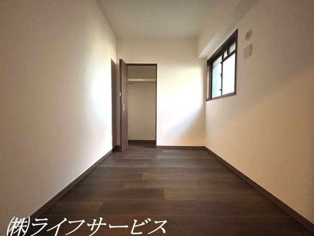 【洋室】 | アービング塚本 | 玄関側洋室５帖／クローゼット有