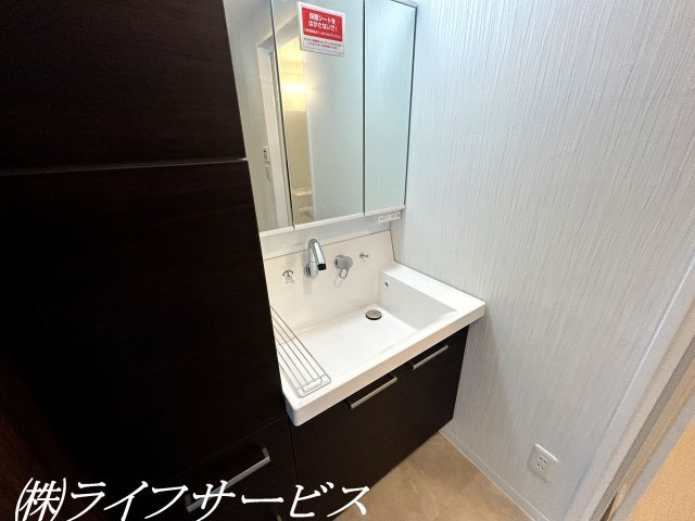 【洗面所】 | アービング塚本 | シャワー付洗面化粧台／三面鏡タイプ！収納棚付！