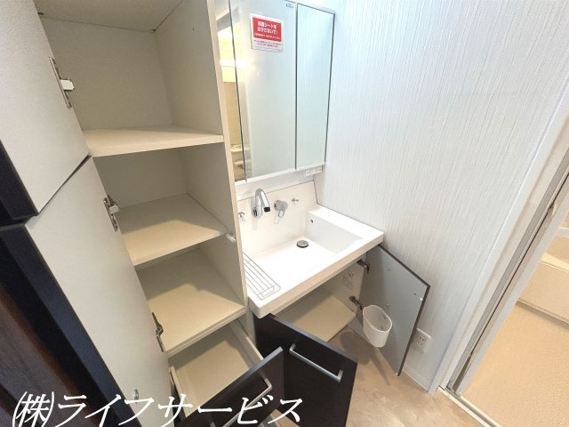 【洗面所】 | アービング塚本 | シャワー付洗面化粧台／三面鏡タイプ！収納棚付！