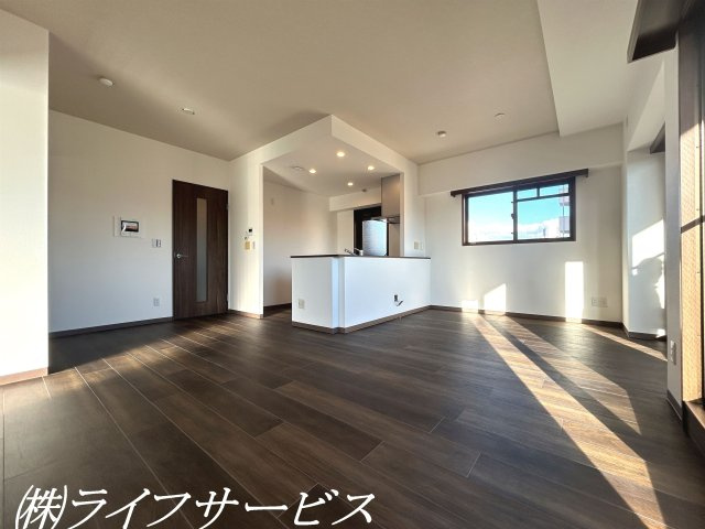 【居間・リビング】 | アービング塚本 | ＬＤＫ１６.７帖／窓が複数あって明るく開放的なお部屋です！室内リフォーム済につきすぐのご入居が可能！陽当り通風眺望良好です！