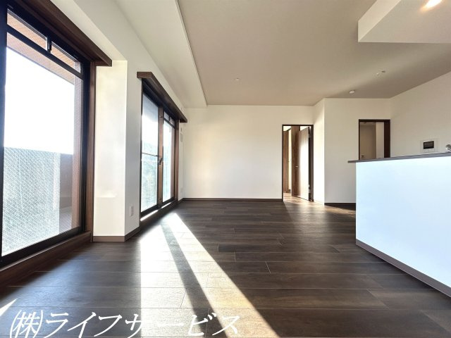 【居間・リビング】 | アービング塚本 | ＬＤＫ１６.７帖／窓が複数あって明るく開放的なお部屋です！室内リフォーム済につきすぐのご入居が可能！陽当り通風眺望良好です！