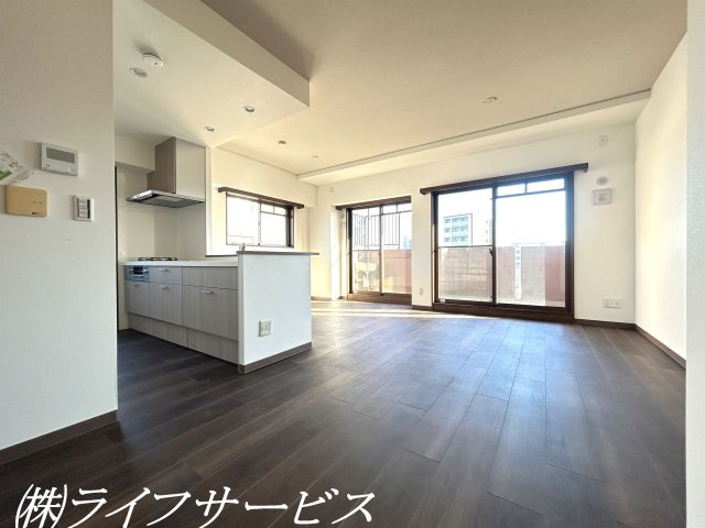 【居間・リビング】 | アービング塚本 | ＬＤＫ１６.７帖／窓が複数あって明るく開放的なお部屋です！室内リフォーム済につきすぐのご入居が可能！陽当り通風眺望良好です！