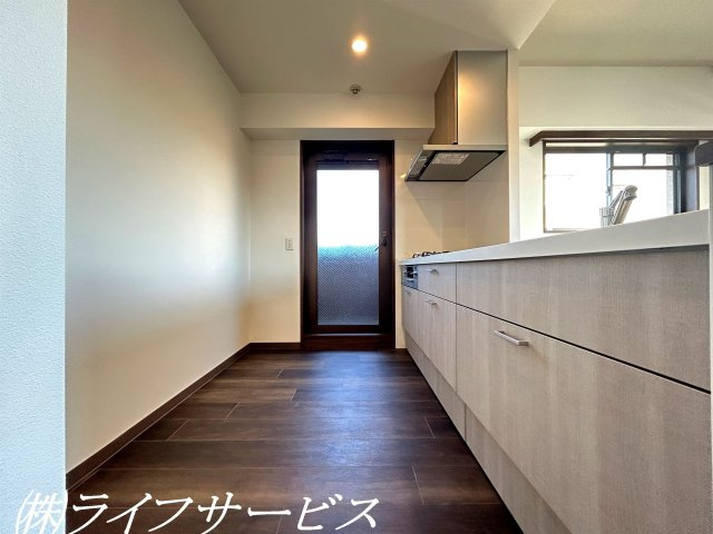 【キッチン】 | アービング塚本 | システムキッチン新調／便利なサービスバルコニーに面した勝手口あり