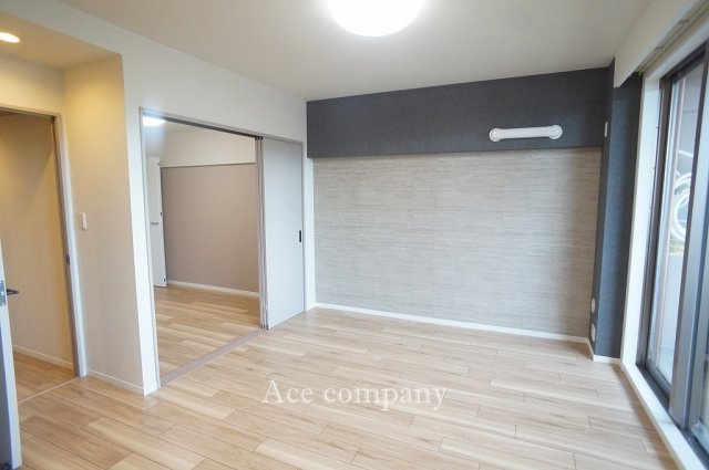 【居間・リビング】 | アンビエント鴻池新田 | 【LDK：約12.7帖】続き間の洋室を開放してリビングの拡張ができます♪