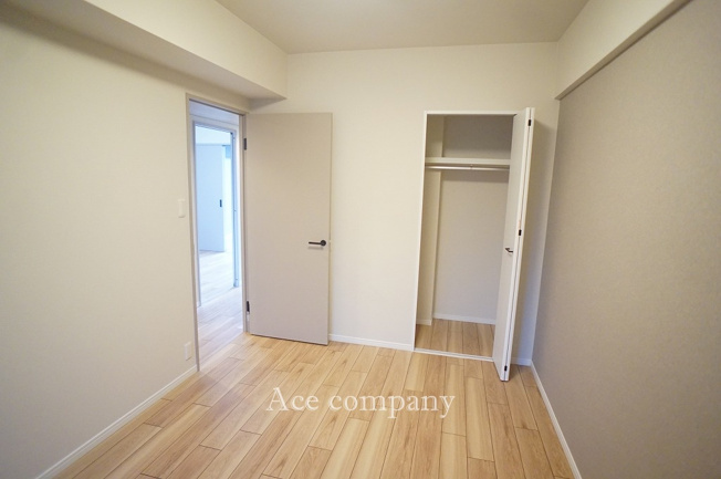 【寝室】 | アンビエント鴻池新田 | 【洋室6帖】クローゼット完備です♪