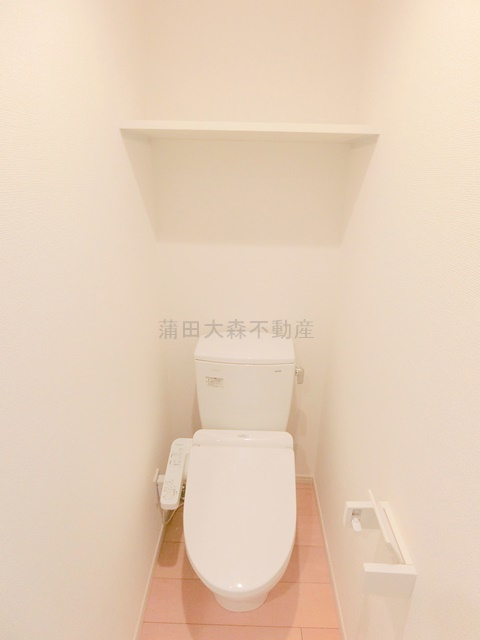 AZEST-RENT羽田Xのトイレ|棚と温水洗浄便座付きのトイレ　