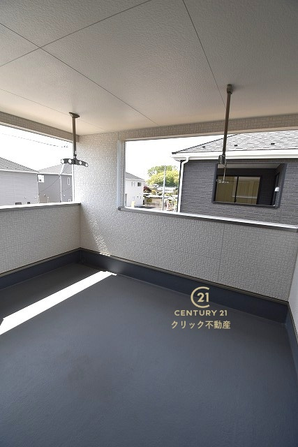 Cradlegarden　 常陸大宮市姥賀町　第3　8のバルコニー|インナーバルコニーは洗濯物外干し派の強い味方！天気が変わりやすい季節の外出も安心です。外出が難しい日に出るだけでも気分転換になる、嬉しいスペースです。