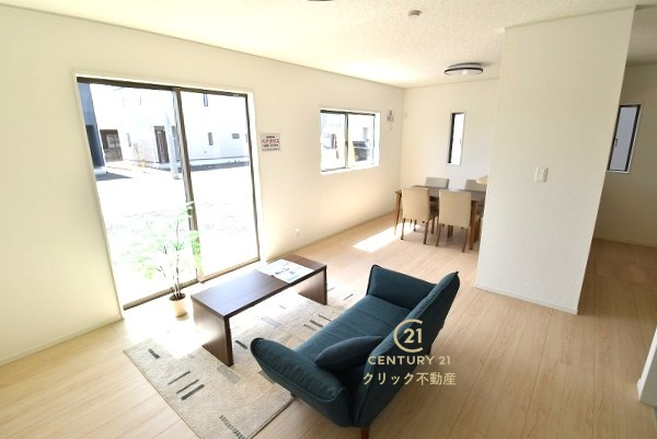 Cradlegarden　 常陸大宮市姥賀町　第3　8の居間・リビング|日差しあふれる明るいLDKです。インテリアショップで見掛けた「あの家具」も映えるかも！お気に入りの空間が寛ぎの時間を生み出します。