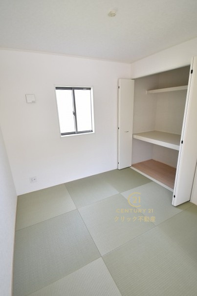 Cradlegarden　 常陸大宮市姥賀町　第3　8の和室|フチなし畳で洋室仕様の和室です。ペタンと座ったりゴロンと横になったり、寛ぎの場所になります。たっぷりの収納スペースは折戸でデザインしました。