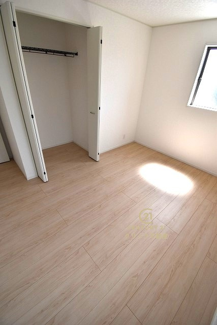 Cradlegarden　 常陸大宮市姥賀町　第3　8の洋室|折戸を開くと壁面クローゼット。衣類が横一列に並ぶためひと目で洋服が選びやすい！衣類をたくさんお持ちの方もスッキリ片付きます♪