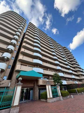 ロイヤルシャトー寝屋川オークビルの外観|京阪本線「寝屋川市」駅まで徒歩約18分です。