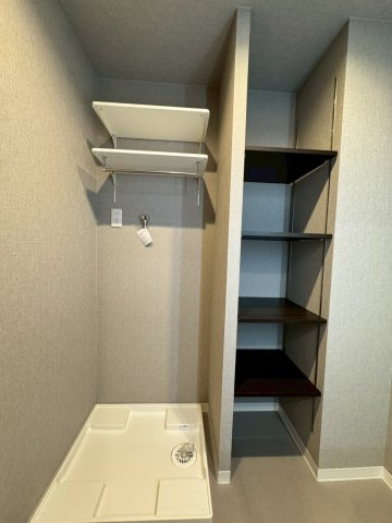 ロイヤルシャトー寝屋川オークビルのランドリースペース|リネン庫もしっかり奥行きがあり、タオルもすっきり片付きます。