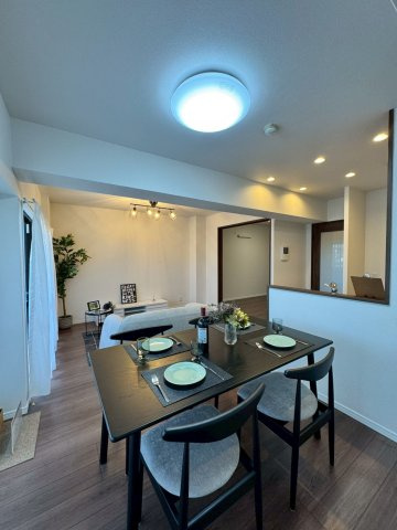 ロイヤルシャトー寝屋川オークビルの居間・リビング|ダイニングテーブルやソファを置いてもゆとりのあるリビングです。