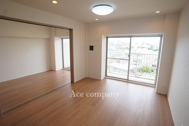 【居間・リビング】 | 東大阪サンハイツ | 【LDK：13.4帖】続き間の洋室を開放して、リビングの拡張ができます♪