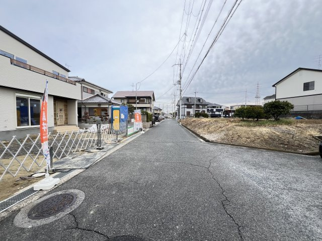 香芝市第1　真美ヶ丘　の前面道路含む現地写真