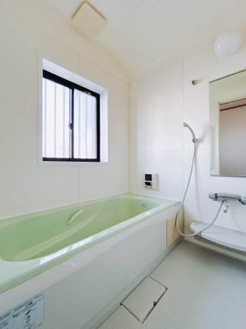 【中古戸建】太田市新田木崎町1期の浴室|■浴室｜デザイン性に優れた浴室♪1日の疲れを癒す、ゆったりとしたバスタイムをぜひお過ごしください(*＾＾*)大きな窓付きで嬉しい♪