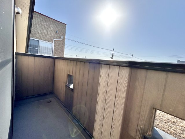 【中古戸建】太田市新田木崎町1期のバルコニー|■バルコニー｜あたたかな陽のひかりを浴びることのできるバルコニー。お洗濯物やお布団を干せば、家族みんなが気持ちよく暮らすことができます(*^^*)
