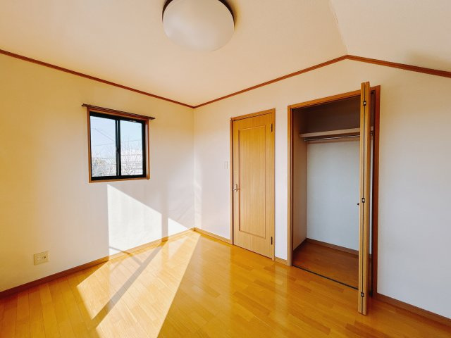 【中古戸建】太田市新田木崎町1期の洋室|■2階洋室｜2階各居室には収納をご用意しています♪常にお部屋を綺麗に保てます！小さなお子様も自然とお片付けができるようになるのでうれしいですよね！