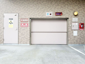 【駐車場】 | マンションの駐車場スペース。空きの有無や駐車料金、サイズ規定などについては、改めてお問い合わせください。～即日のご見学可能～　お問合せはお気軽にどうぞ。