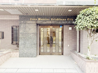 【エントランス】 | オートロックを備えた、マンションのエントランス。やはりセキュリティの観点は欠かすことができません。皆様を“安全”に送り出し、出迎えてくれます。～即日のご見学可能～　お問合せはお気軽にどうぞ。