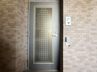 【その他共用部分】 | 皆様をお迎えする、お部屋の玄関ドア。開けやすさや開放角度、ドアノブの操作しやすさや鍵の形状などを、現地で一度ご確認ください。～即日のご見学可能～　お問合せはお気軽にどうぞ。